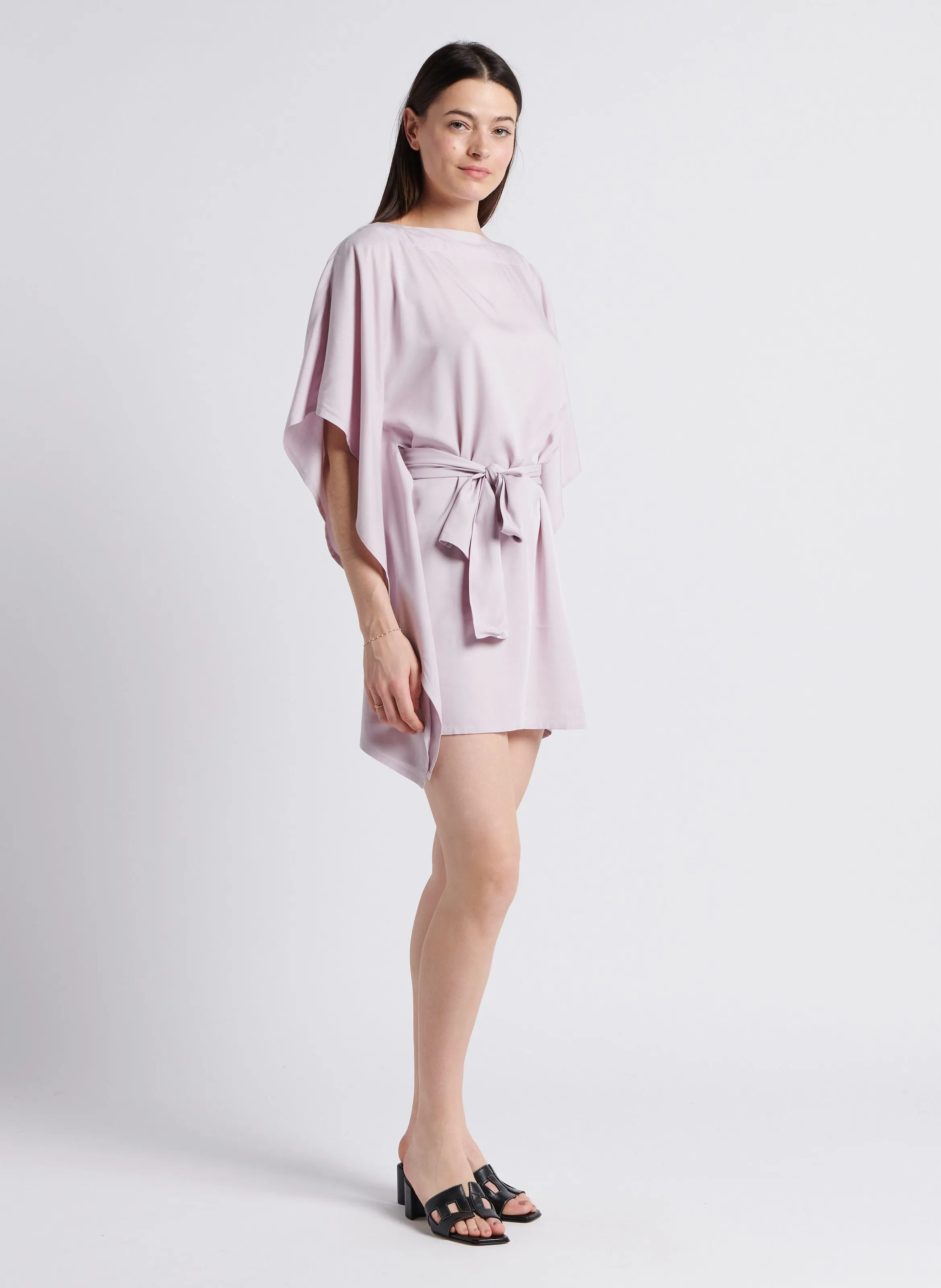 KARMA KOMA KIMONO - Vestido midi holgado tipo kimono con cinturón y cuello barco en violeta