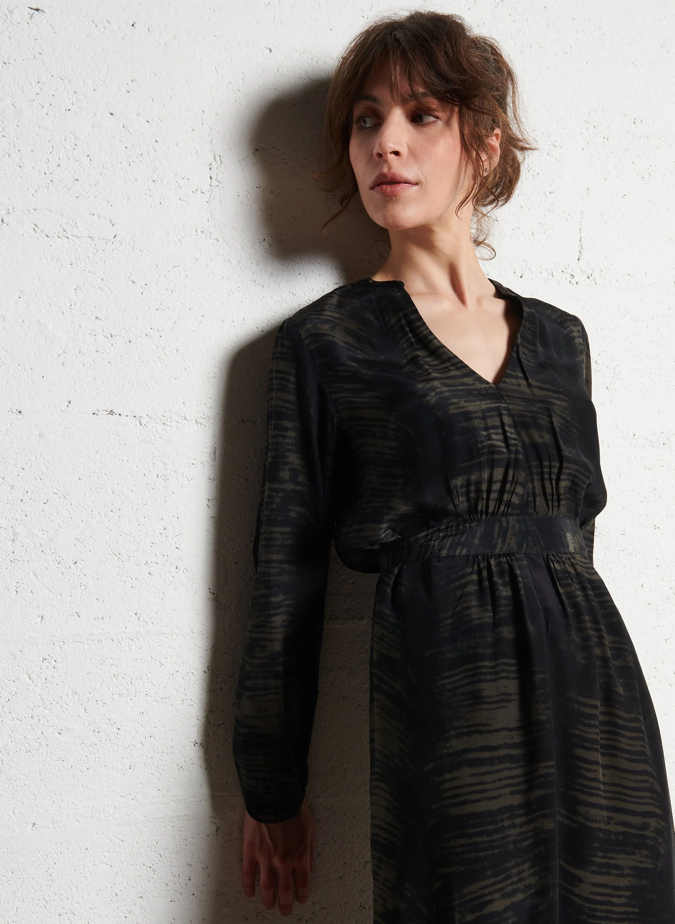 MAISON 123 MAIWEN - Vestido largo estampado con cinturón en caqui