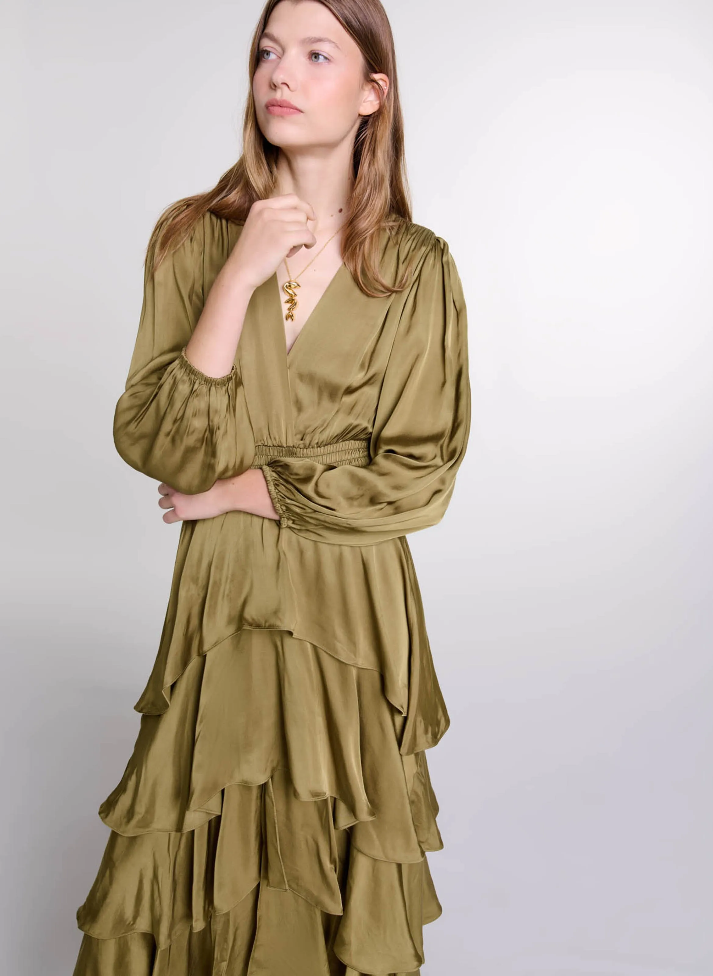 MAJE Vestido largo de satén cruzado en caqui
